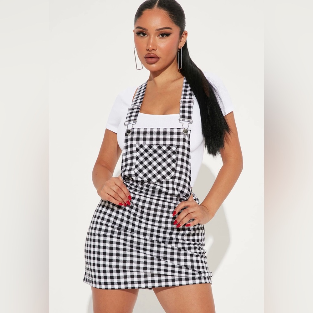 🌼NWOT fashion nova chasing a feeling dress in black/white